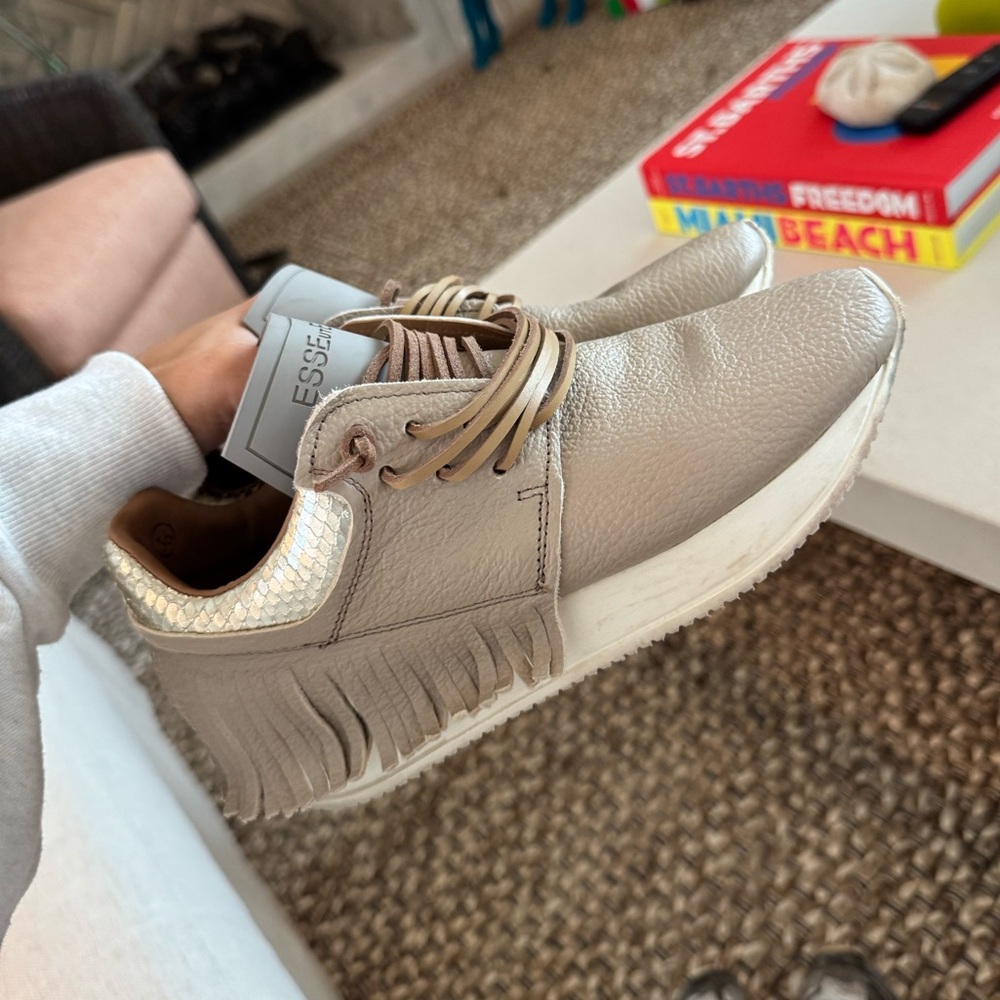Tan/ Gold ESSEtuESSE Sneakers!